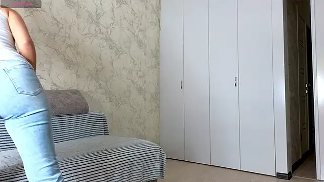 sweeetgirls2021 online show from June 21, 2:36 am