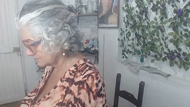 FunnyGrandma online show from November 12, 2:01 am