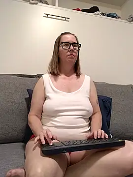 SweetandNaughty1 online show from May 6, 8:03 pm