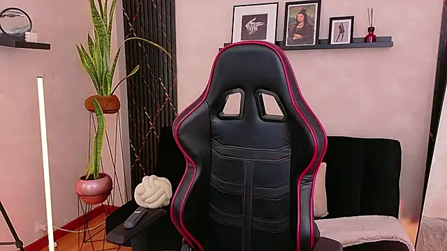 EmmyEvans1 online show from April 13, 7:41 pm