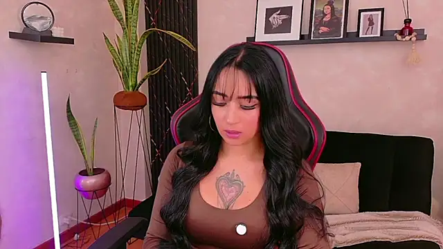 EmmyEvans1 online show from April 16, 7:36 pm