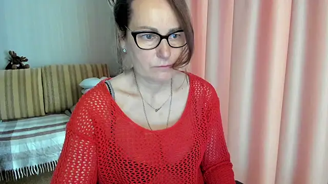 Snapshot of lauraoven chatting on May 1, 8:52 am lauraoven online show from May 1, 8:52 am
