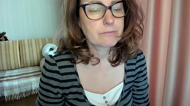 Snapshot of lauraoven chatting on May 6, 2:11 pm lauraoven online show from May 6, 2:11 pm