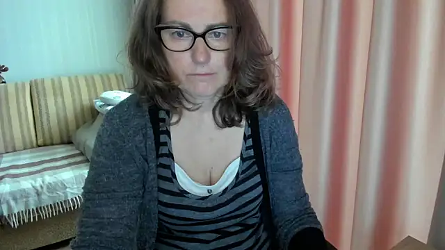 Snapshot of lauraoven chatting on May 12, 7:49 am lauraoven online show from May 12, 7:49 am