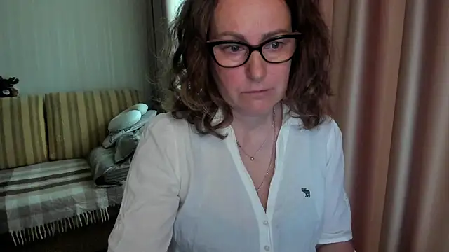 Snapshot of lauraoven chatting on May 22, 8:10 am lauraoven online show from May 22, 8:10 am