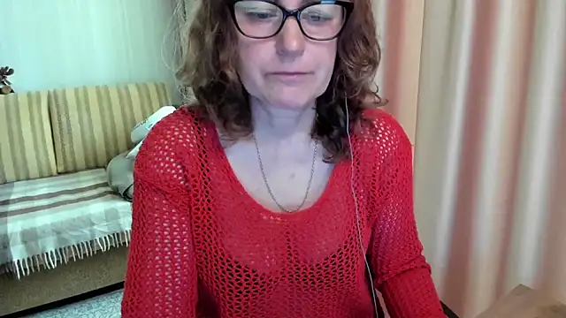 Snapshot of lauraoven chatting on June 5, 7:03 am lauraoven online show from June 5, 7:03 am