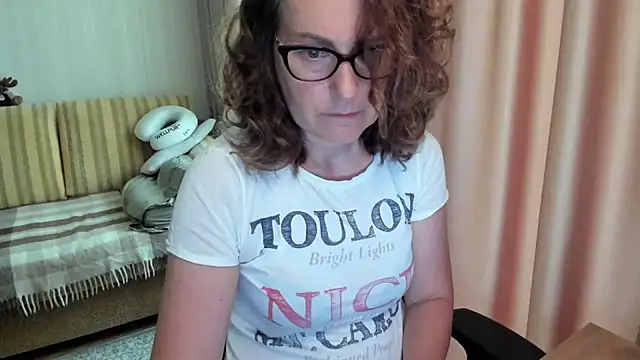 Snapshot of lauraoven chatting on June 10, 7:18 am lauraoven online show from June 10, 7:18 am