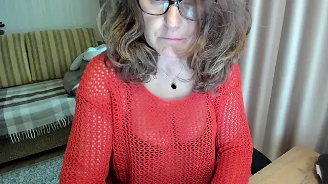 Snapshot of lauraoven chatting on June 15, 1:35 pm lauraoven online show from June 15, 1:35 pm