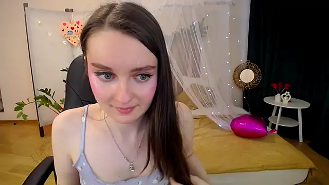 Snapshot of CloudGrace chatting on February 19, 9:28 am CloudGrace online show from February 19, 9:28 am