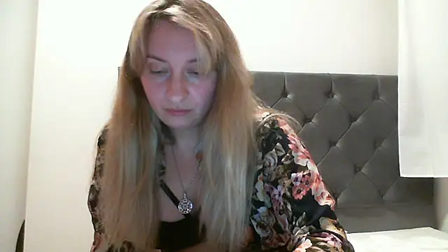 SusanCurt online show from November 3, 7:59 pm