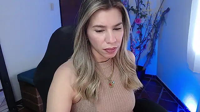 Snapshot of ms_sofia_x chatting on October 20, 3:12 pm ms sofia x online show from October 20, 3:12 pm