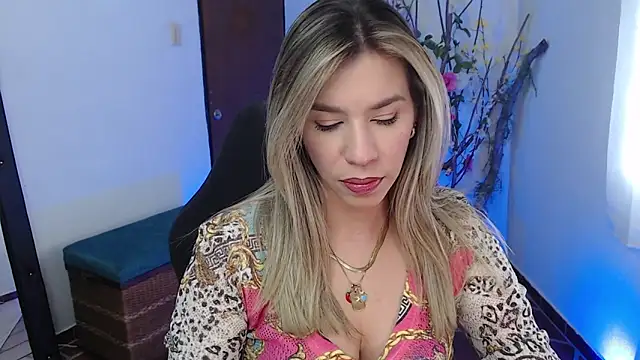 Snapshot of ms_sofia_x chatting on October 23, 3:33 pm ms sofia x online show from October 23, 3:33 pm