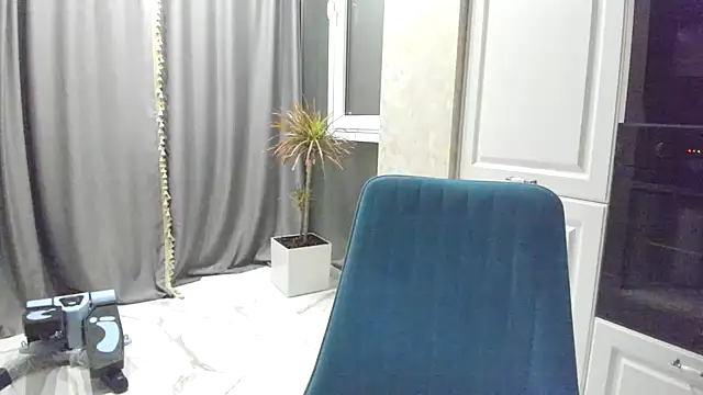 Snapshot of Iris_cherry chatting on December 21, 6:44 pm Iris cherry online show from December 21, 6:44 pm