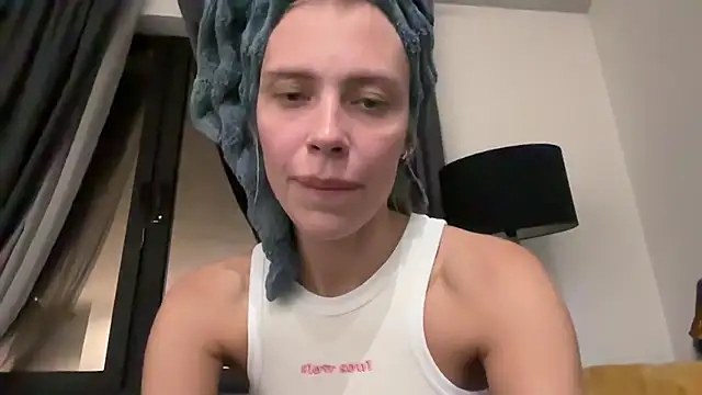 Snapshot of Iris_cherry chatting on June 5, 8:03 pm Iris cherry online show from June 5, 8:03 pm