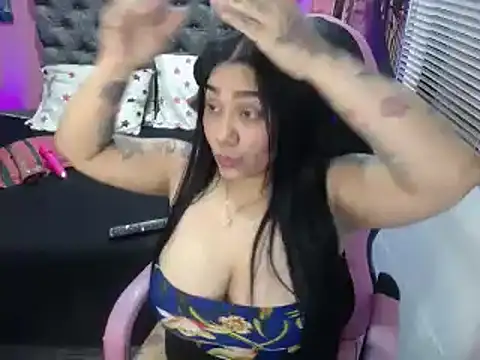 JEENEVIEVE online show from February 15, 6:44 pm