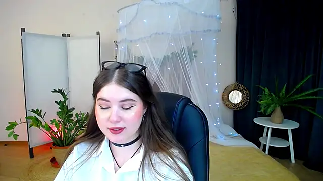 Snapshot of NicoleFoxery chatting on February 7, 12:20 am NicoleFoxery online show from February 7, 12:20 am