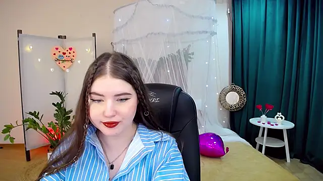 Snapshot of NicoleFoxery chatting on February 13, 6:20 am NicoleFoxery online show from February 13, 6:20 am