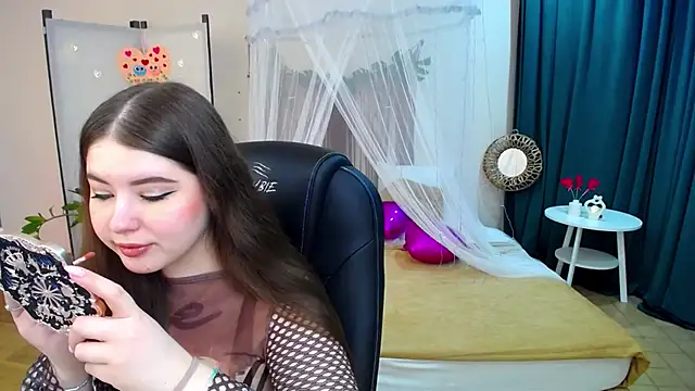 Snapshot of NicoleFoxery chatting on February 18, 6:26 pm NicoleFoxery online show from February 18, 6:26 pm