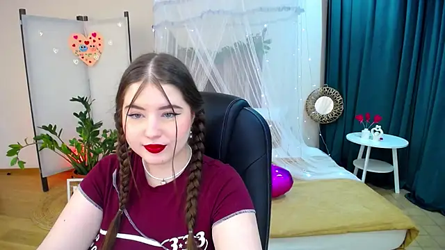 Snapshot of NicoleFoxery chatting on February 19, 6:32 pm NicoleFoxery online show from February 19, 6:32 pm