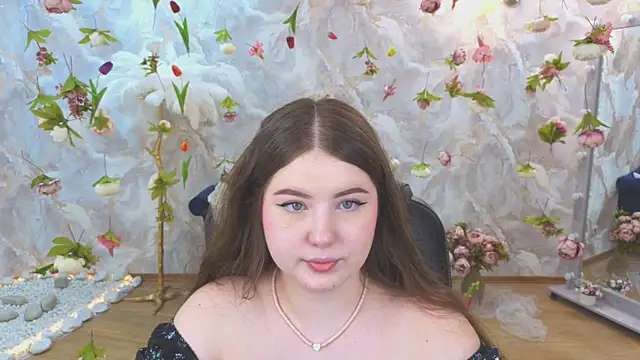Snapshot of NicoleFoxery chatting on June 6, 6:23 pm NicoleFoxery online show from June 6, 6:23 pm