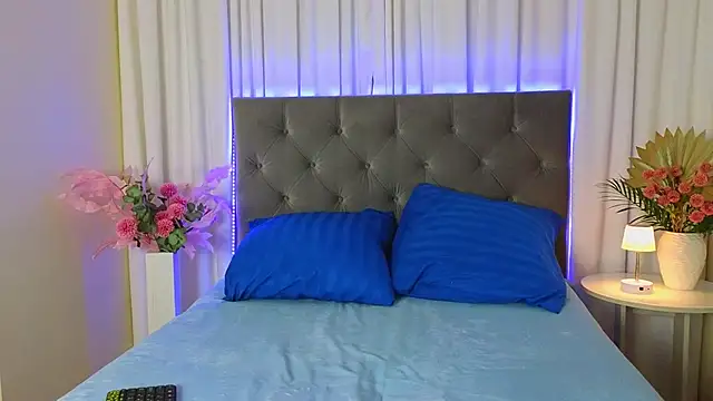 Snapshot of Ariana_Petite chatting on May 6, 12:19 am Ariana Petite online show from May 6, 12:19 am