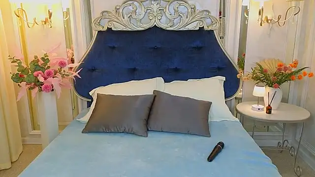 Snapshot of Ariana_Petite chatting on May 15, 12:28 am Ariana Petite online show from May 15, 12:28 am