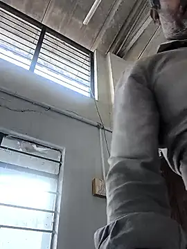 Snapshot of tz143143 chatting on January 8, 10:39 am tz143143 online show from January 8, 10:39 am