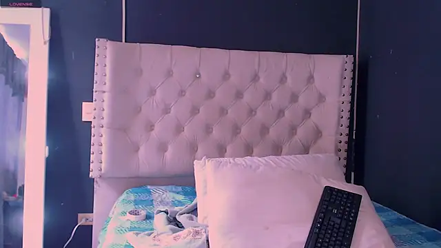 valen thompson online show from December 30, 7:21 pm