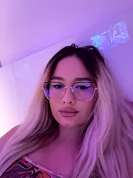 Snapshot of mollyxxx chatting on December 22, 10:23 am mollyxxx online show from December 22, 10:23 am