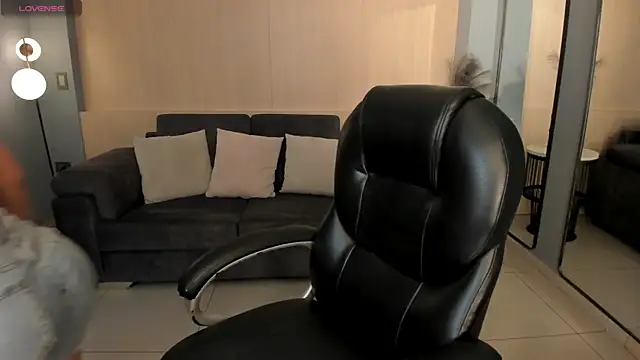 Snapshot of MiaRoberts1 chatting on December 5, 6:37 pm MiaRoberts1 online show from December 5, 6:37 pm