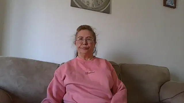 Hottie-Mom online show from April 17, 9:45 am