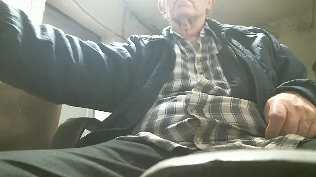 Snapshot of HaraldGermany chatting on December 17, 5:30 pm HaraldGermany online show from December 17, 5:30 pm