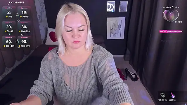 Snapshot of YolandaKiss chatting on October 10, 6:29 pm YolandaKiss online show from October 10, 6:29 pm