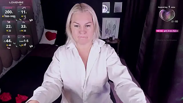 Snapshot of YolandaKiss chatting on October 14, 8:20 pm YolandaKiss online show from October 14, 8:20 pm