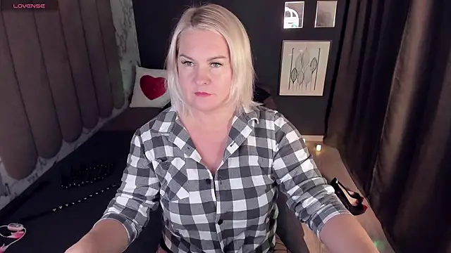 Snapshot of YolandaKiss chatting on October 16, 7:26 pm YolandaKiss online show from October 16, 7:26 pm