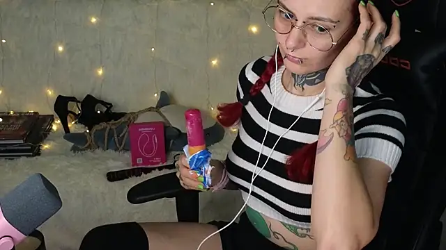 Snapshot of Ginger_Stay chatting on October 2, 11:01 pm Ginger Stay online show from October 2, 11:01 pm