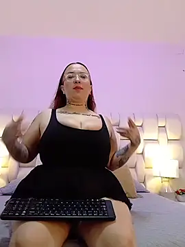 Snapshot of MiaYMolly chatting on September 27, 2:22 pm MiaYMolly online show from September 27, 2:22 pm
