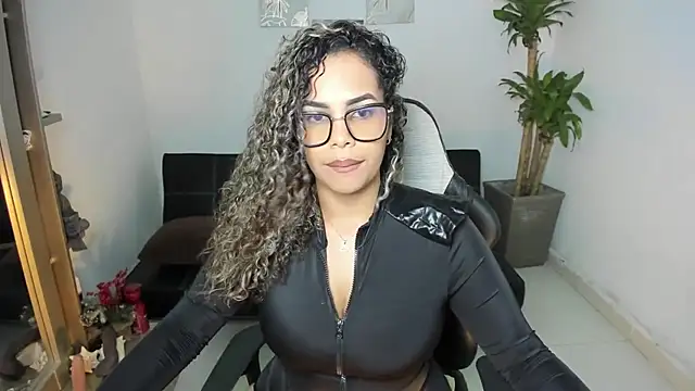 Snapshot of alyssannVhm chatting on October 24, 2:30 am alyssannVhm online show from October 24, 2:30 am