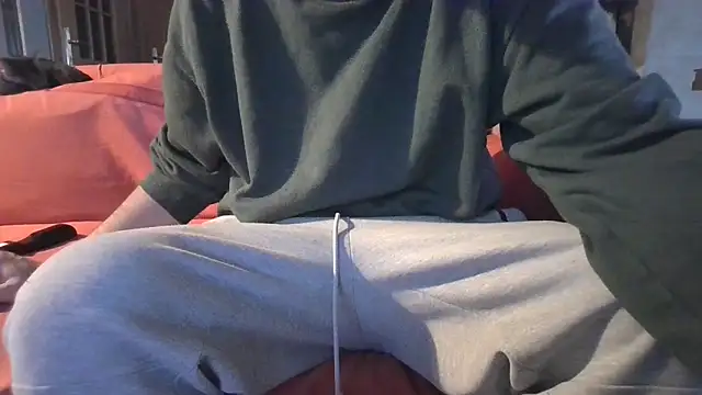 Snapshot of naked_bear chatting on February 14, 7:59 am naked bear online show from February 14, 7:59 am