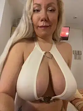 Snapshot of SofiaJoy chatting on February 13, 1:59 pm SofiaJoy online show from February 13, 1:59 pm
