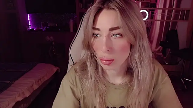 AnnieGOld  online show from March 12, 7:53 pm