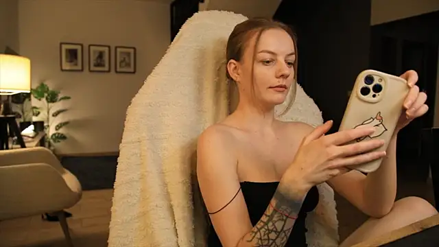Snapshot of LadyInBad chatting on February 11, 7:27 pm LadyInBad online show from February 11, 7:27 pm