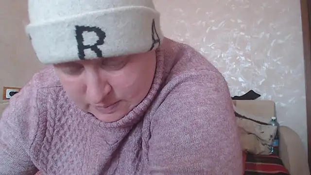 Amy August online show from February 19, 6:21 pm