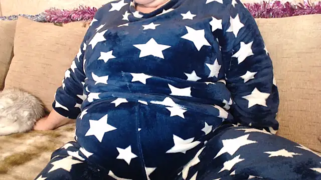 Amy August online show from December 17, 7:25 am