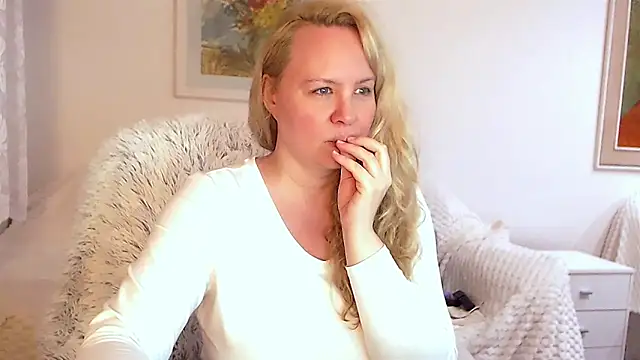 Snapshot of Sarah4you chatting on January 1, 12:53 am Sarah4you online show from January 1, 12:53 am