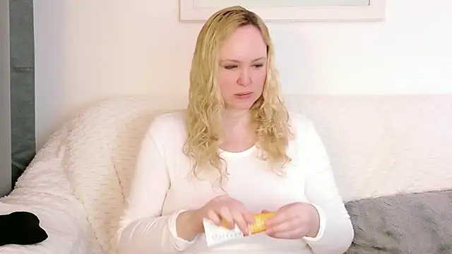 Sarah4you online show from March 12, 9:32 pm