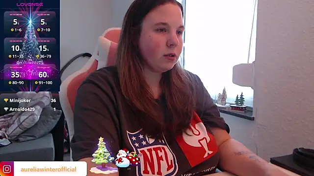 Snapshot of AureliaWinter chatting on December 10, 10:28 am AureliaWinter online show from December 10, 10:28 am