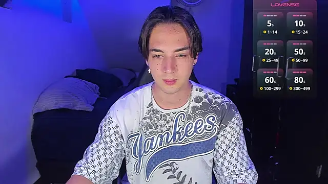 Snapshot of Alex_smith00 chatting on September 20, 11:28 pm Alex smith00 online show from September 20, 11:28 pm