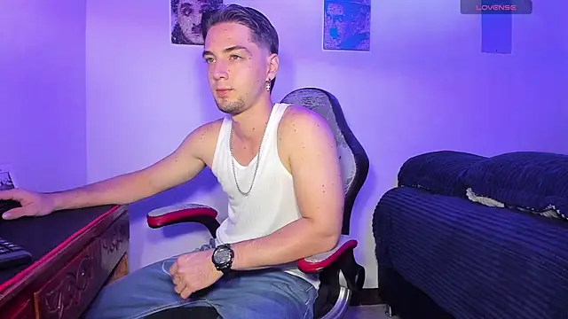 Snapshot of Alex_smith00 chatting on October 4, 10:52 pm Alex smith00 online show from October 4, 10:52 pm