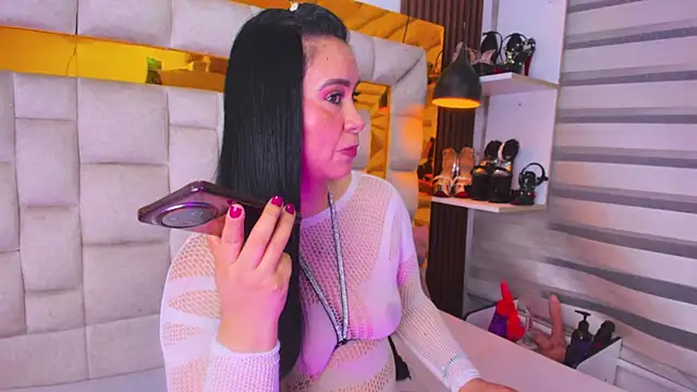 Snapshot of bigass_monic chatting on December 22, 3:25 am bigass monic online show from December 22, 3:25 am